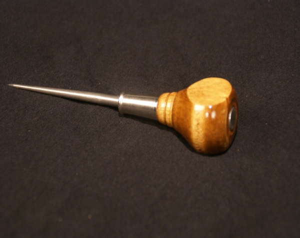Wooden awl handle which is a handle assembled with a pointed metal piece by the manufacturer of the hand tool.